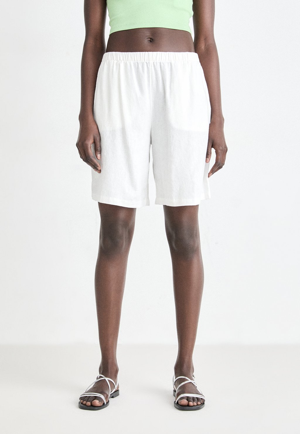 Шорты RELAXED BLEND Weekday, белый 
Шорты RELAXED BLEND Weekday, белый