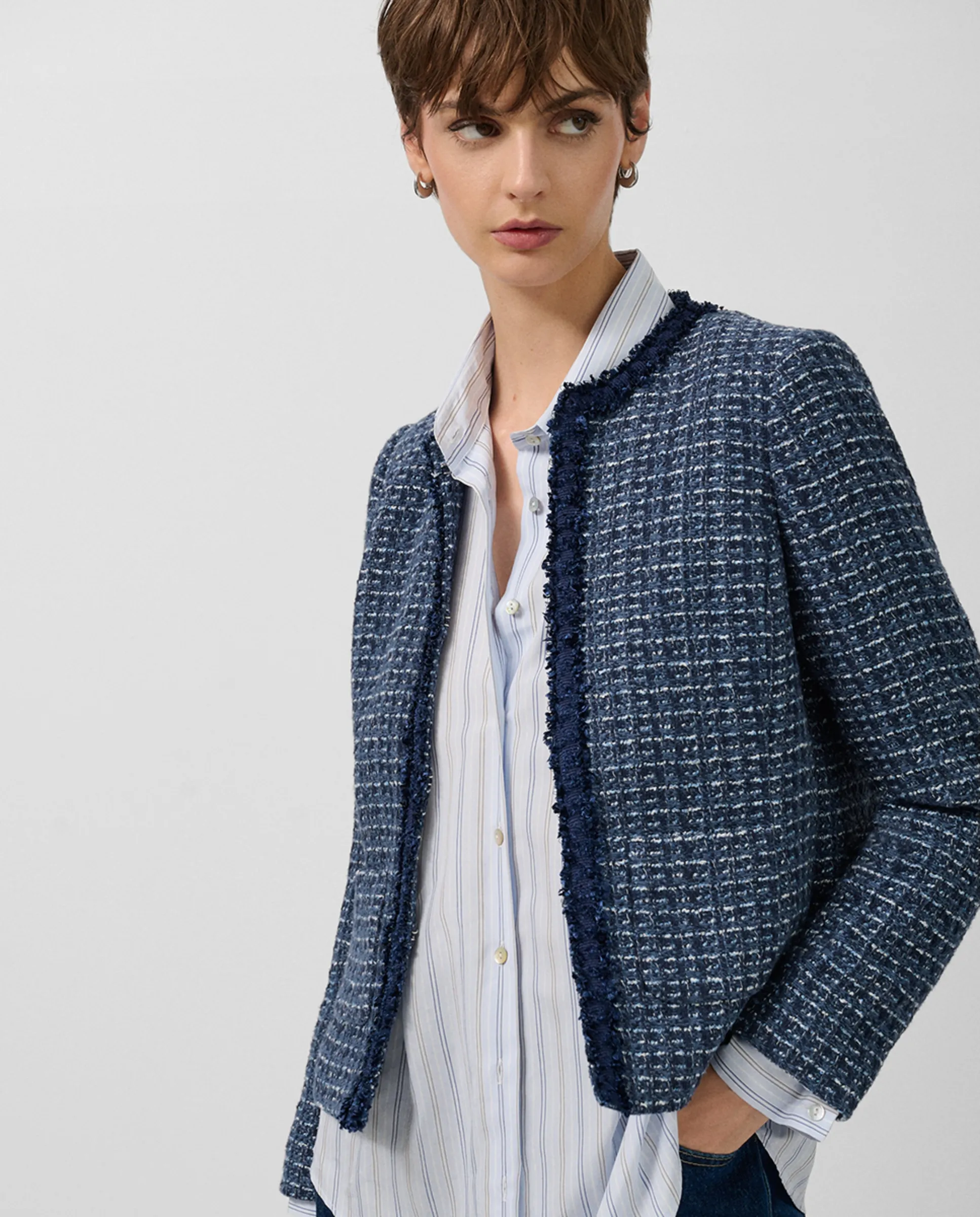 Женская короткая куртка с бахромой спереди Roberto Verino, темно-синий
Женская короткая куртка с бахромой спереди Roberto Verino, темно-синий