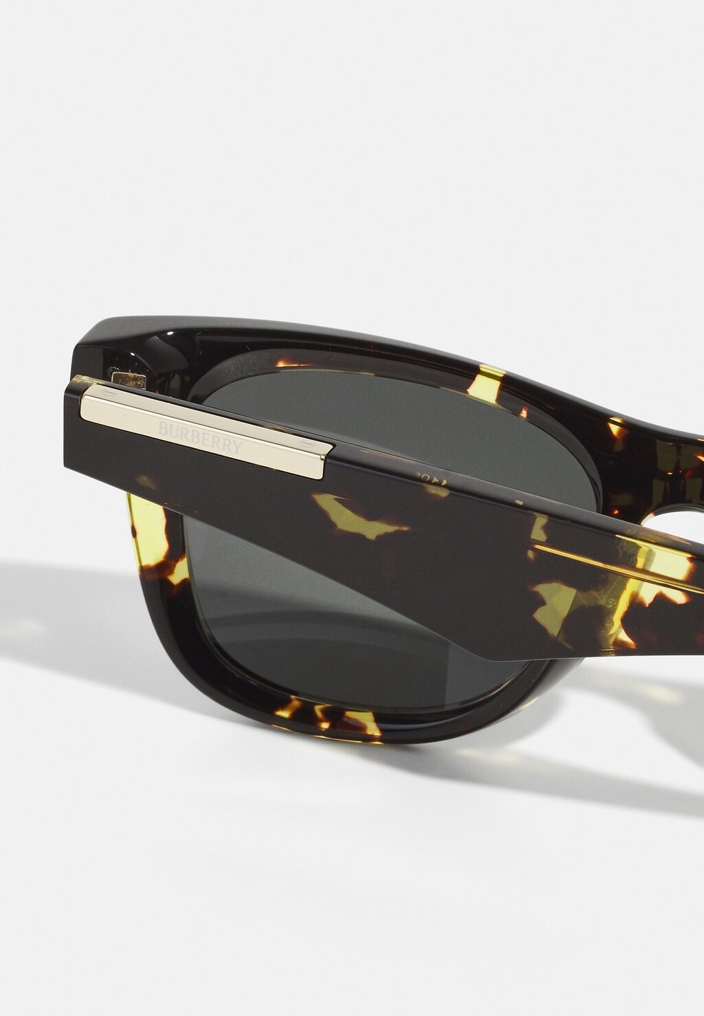 Солнцезащитные очки Unisex Burberry, темно коричневый
Солнцезащитные очки Unisex Burberry, темно коричневый