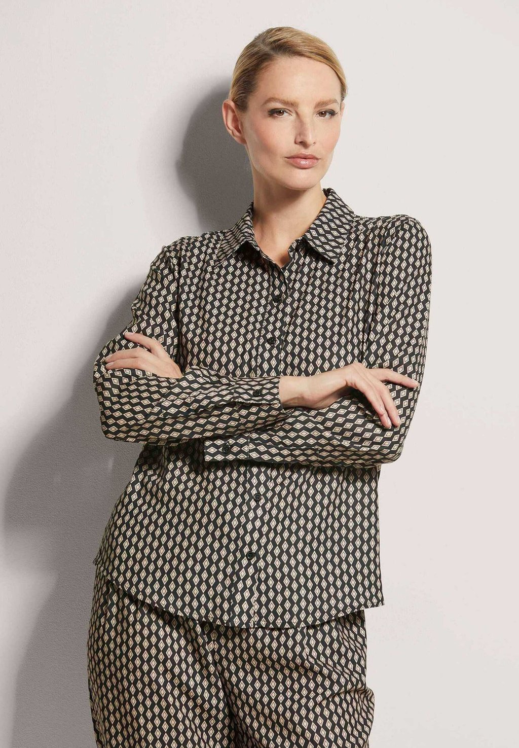 Блузка на пуговицах MADELEINE, черный
Блузка на пуговицах MADELEINE, черный