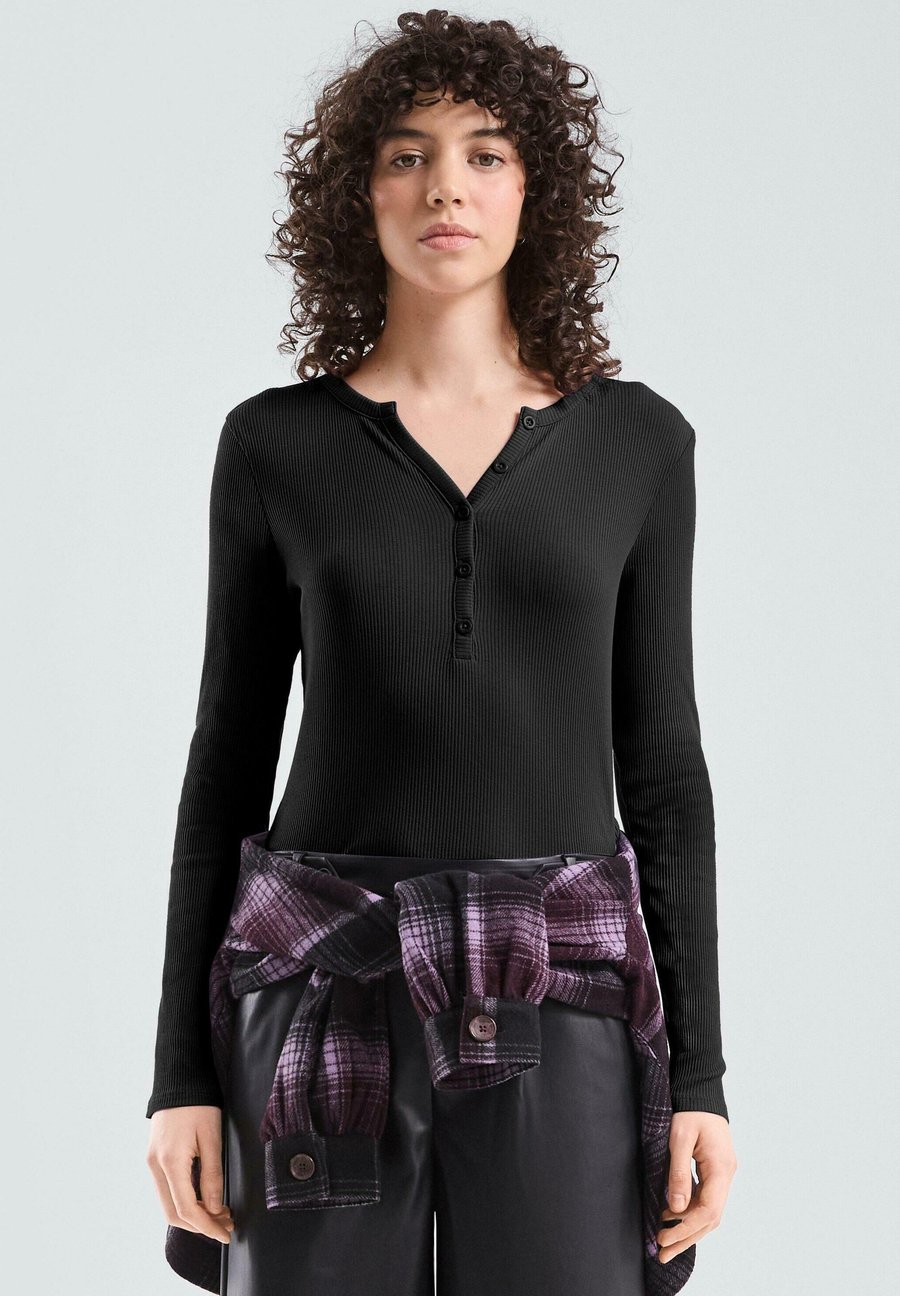 Топ QS Long sleeved top, Schwarz/Black
Топ QS Long sleeved top, Schwarz/Black