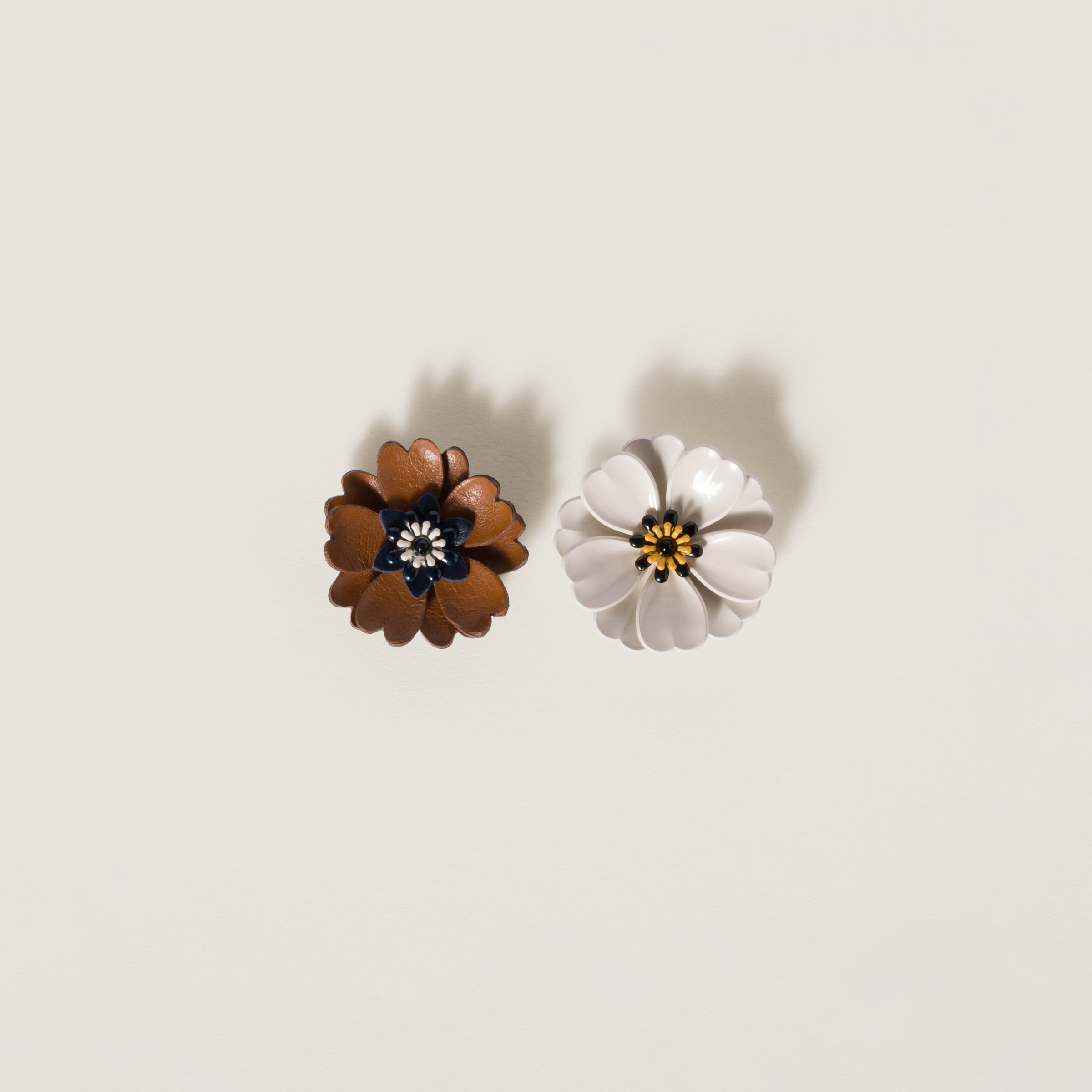 Серьги из металла и кожи MIU MIU, золото/мелованный белый/коньячный
Серьги из металла и кожи MIU MIU, золото/мелованный белый/коньячный