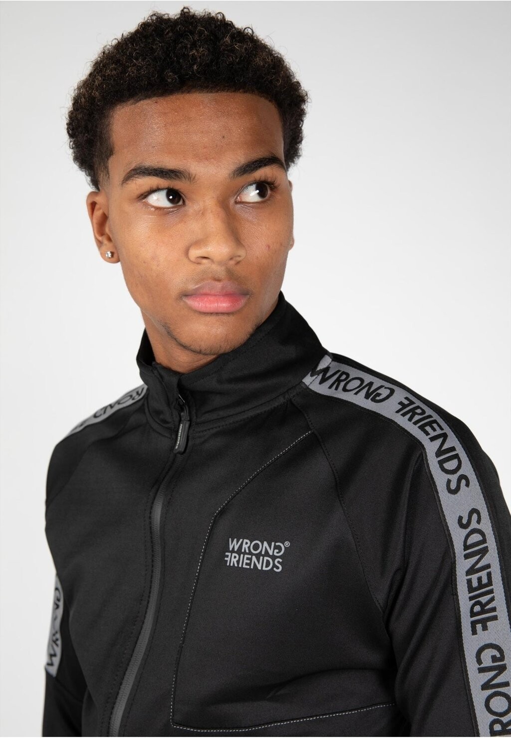 Тренировочная куртка LYON Wrong Friends, черный
Тренировочная куртка LYON Wrong Friends, черный
