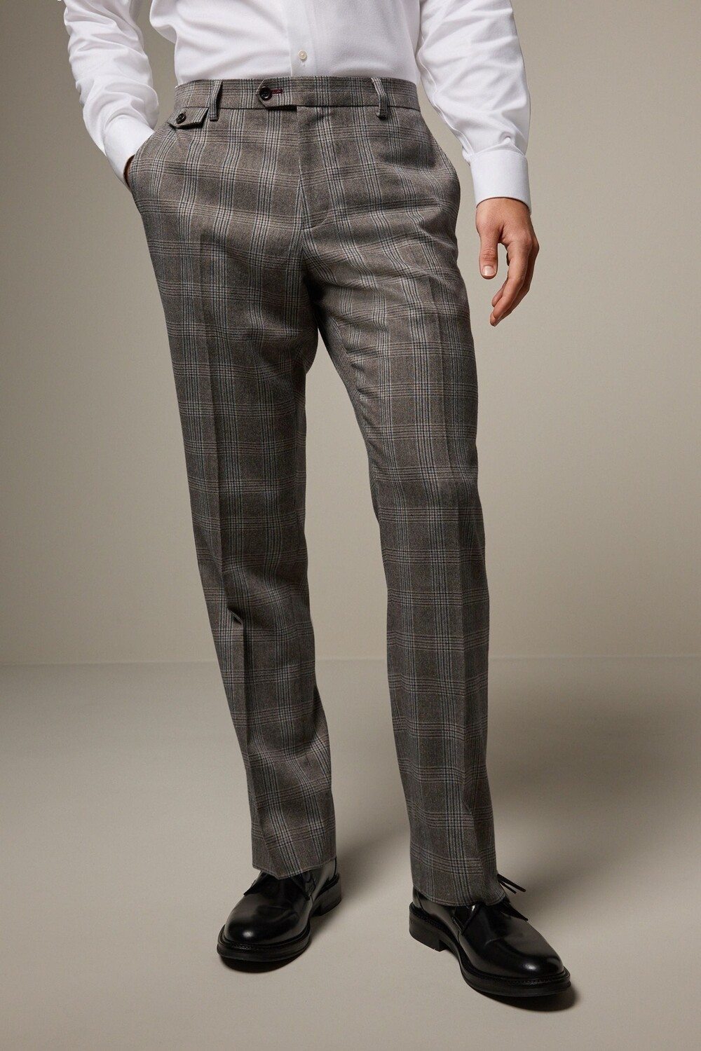 Приталенные брюки в клетку с отделкой Next, нейтральный
Приталенные брюки в клетку с отделкой Next, нейтральный