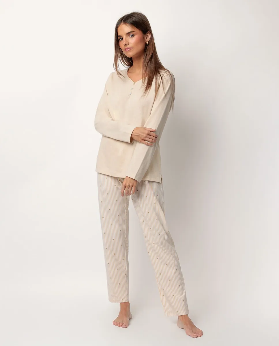 Длинная женская пижама из вискозного трикотажа бежевого цвета Admas
Длинная женская пижама из вискозного трикотажа бежевого цвета Admas