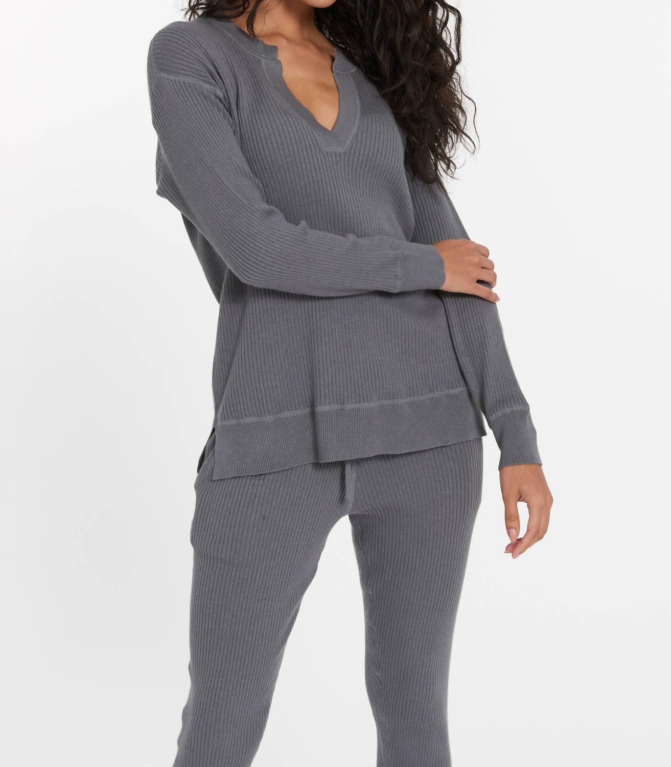 Топ с разрезом на шее Cabo в гранитном сером LEIMERE, серый
Топ с разрезом на шее Cabo в гранитном сером LEIMERE, серый