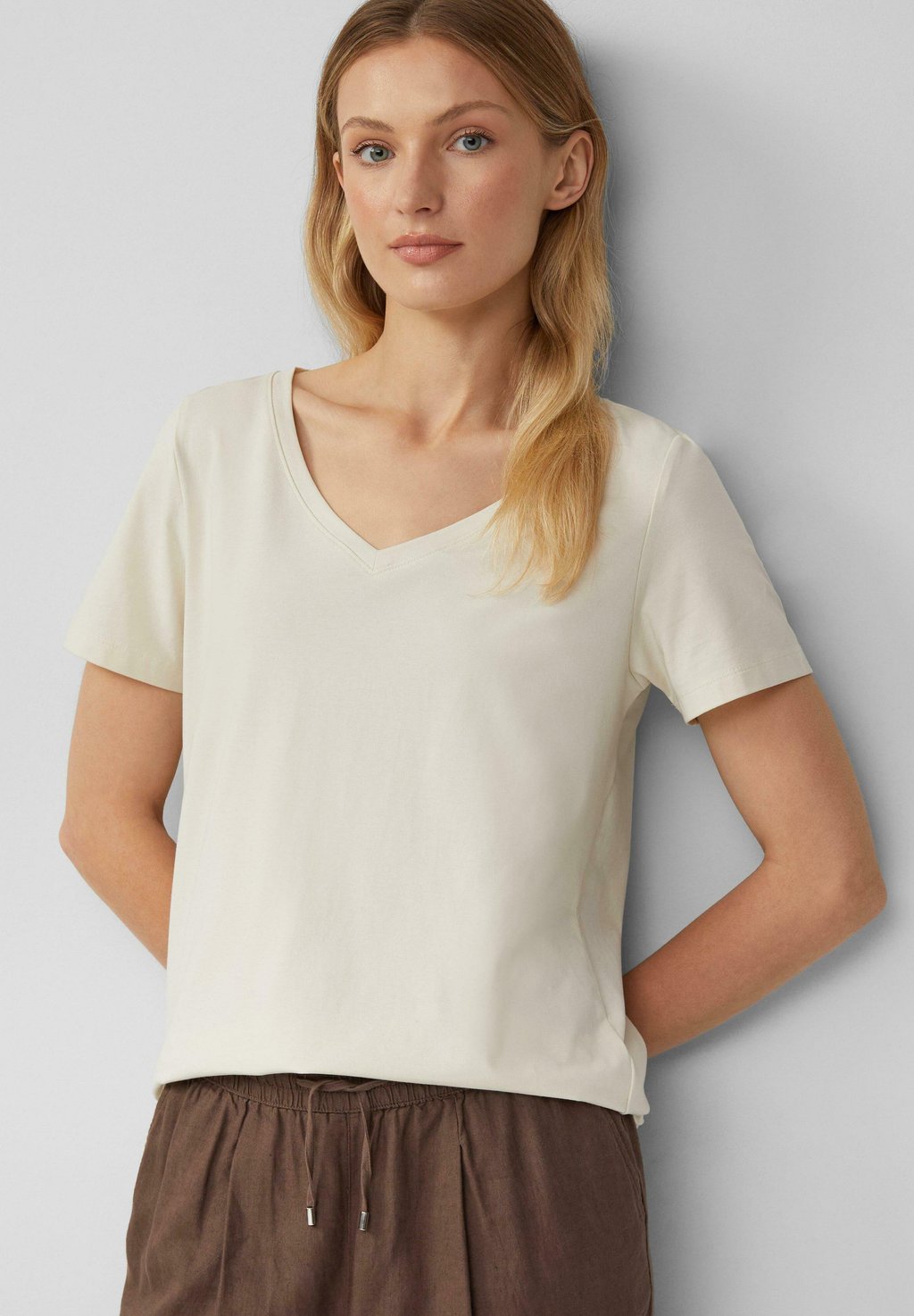 Базовая футболка MIT V-AUSSCHNITT s.Oliver, кремовый
Базовая футболка MIT V-AUSSCHNITT s.Oliver, кремовый