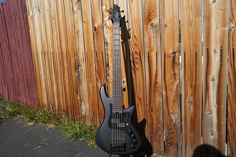 Басс гитара Schecter DIAMOND SERIES Stiletto-5 Stealth - Pro Satin Black 5-String Electric Bass Guitar
Басс гитара Schecter DIAMOND SERIES Stiletto-5 Stealth - Pro Satin Black 5-String Electric Bass Guitar