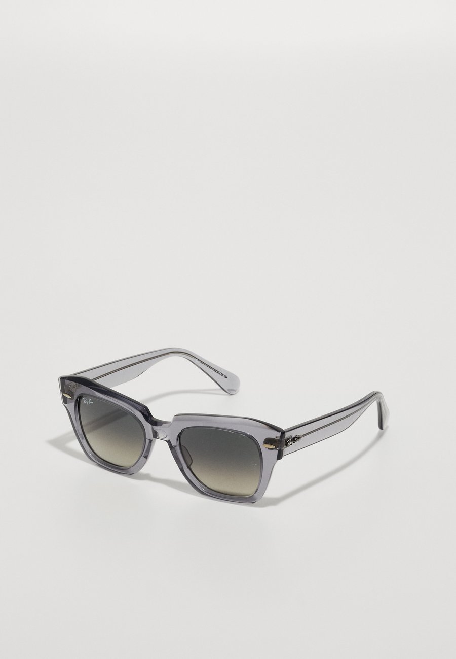 Солнцезащитные очки Ray-Ban STATE STREET, Transparent Grey/Grey/Grey
Солнцезащитные очки Ray-Ban STATE STREET, Transparent Grey/Grey/Grey