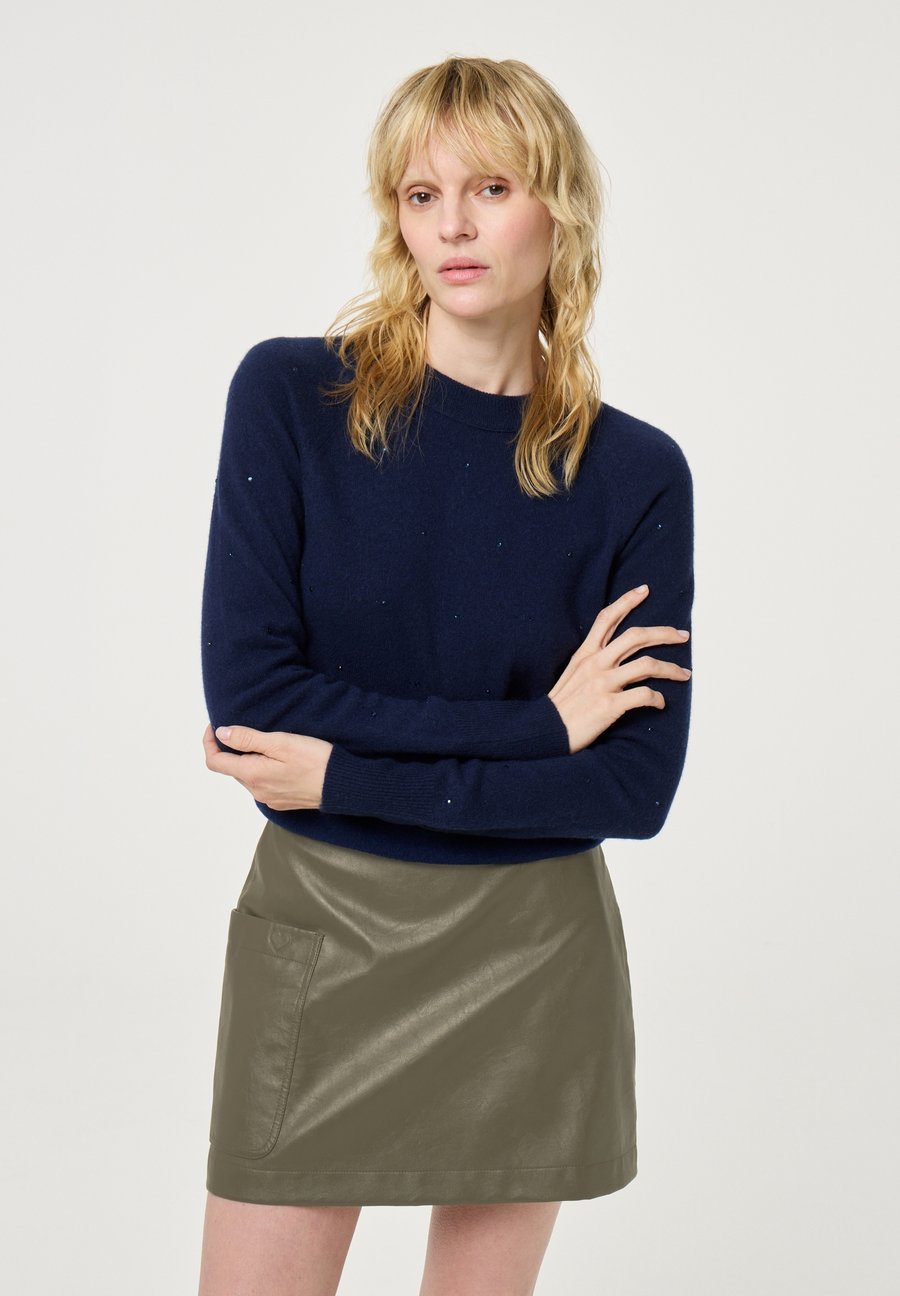 Джемпер Fabienne Chapot LIDI RHINESTONE , After Midnight Blue/Dark Blue
Джемпер Fabienne Chapot LIDI RHINESTONE , After Midnight Blue/Dark Blue