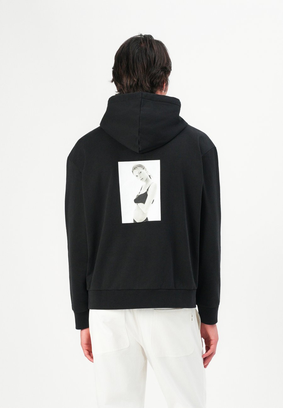 Худи Calvin Klein CLASSIC KATE HOODIE UNISEX, Black, Черный, Худи Calvin Klein CLASSIC KATE HOODIE UNISEX, Black
Худи Calvin Klein CLASSIC KATE HOODIE UNISEX, Black, Черный, Худи Calvin Klein CLASSIC KATE HOODIE UNISEX, Black