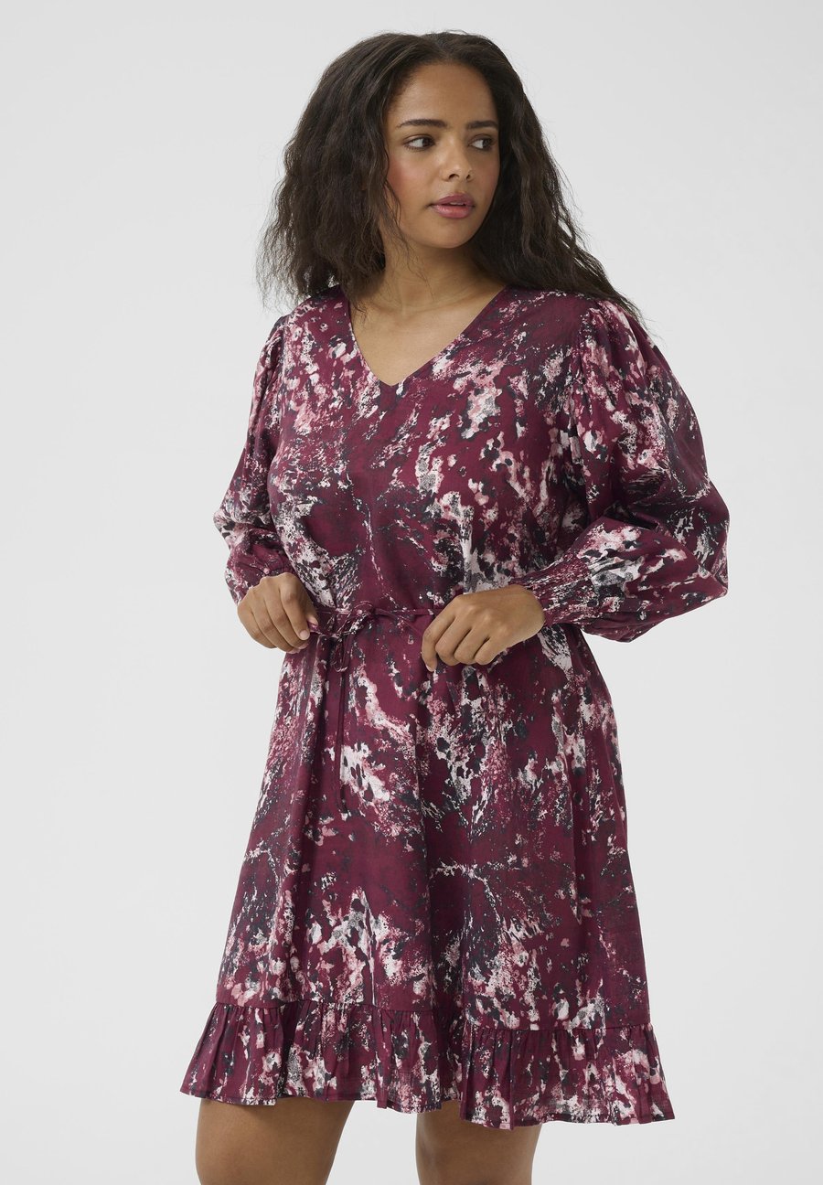 Платье Kaffe Curve MINA, Red Black Abstract Graphic/Bordeaux
Платье Kaffe Curve MINA, Red Black Abstract Graphic/Bordeaux