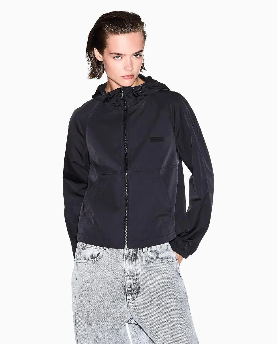 Женская ветровка с капюшоном из нейлона Armani Exchange, черный
Женская ветровка с капюшоном из нейлона Armani Exchange, черный