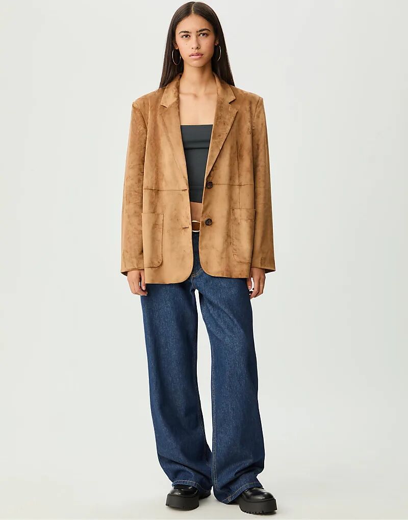 Блейзер Stradivarius из искусственной замши с карманами цвета камня
Блейзер Stradivarius из искусственной замши с карманами цвета камня