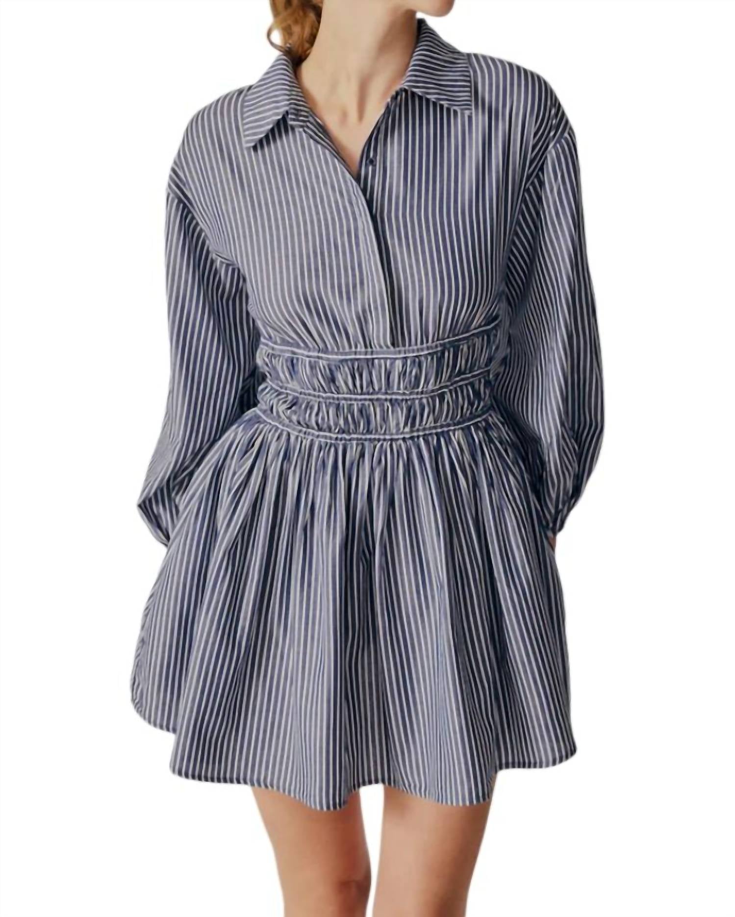 Платье Campsis в синем/белом цвете DELUC
Платье Campsis в синем/белом цвете DELUC