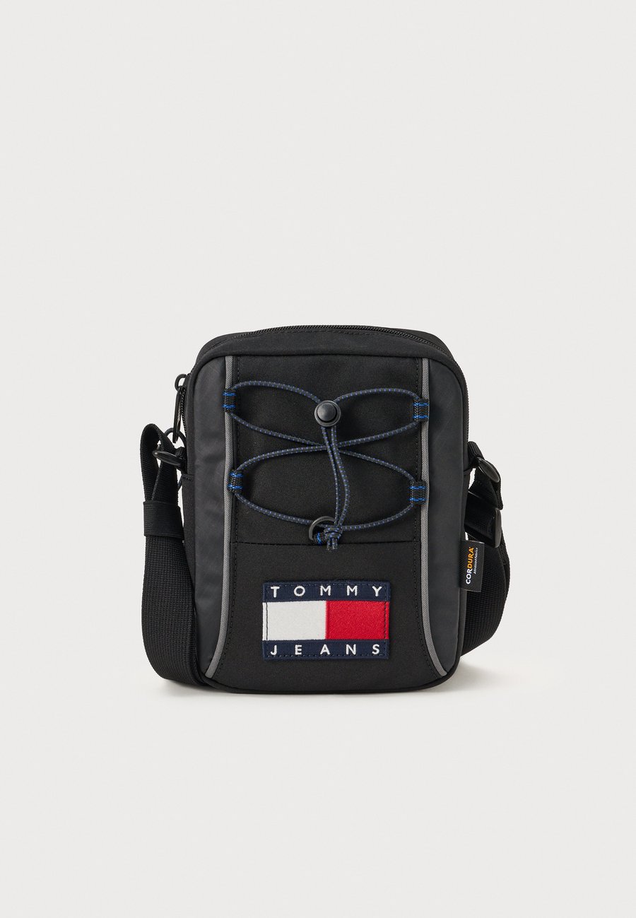Сумка кросс-боди Tommy Jeans ARCHIVE REPORTER, Black
Сумка кросс-боди Tommy Jeans ARCHIVE REPORTER, Black