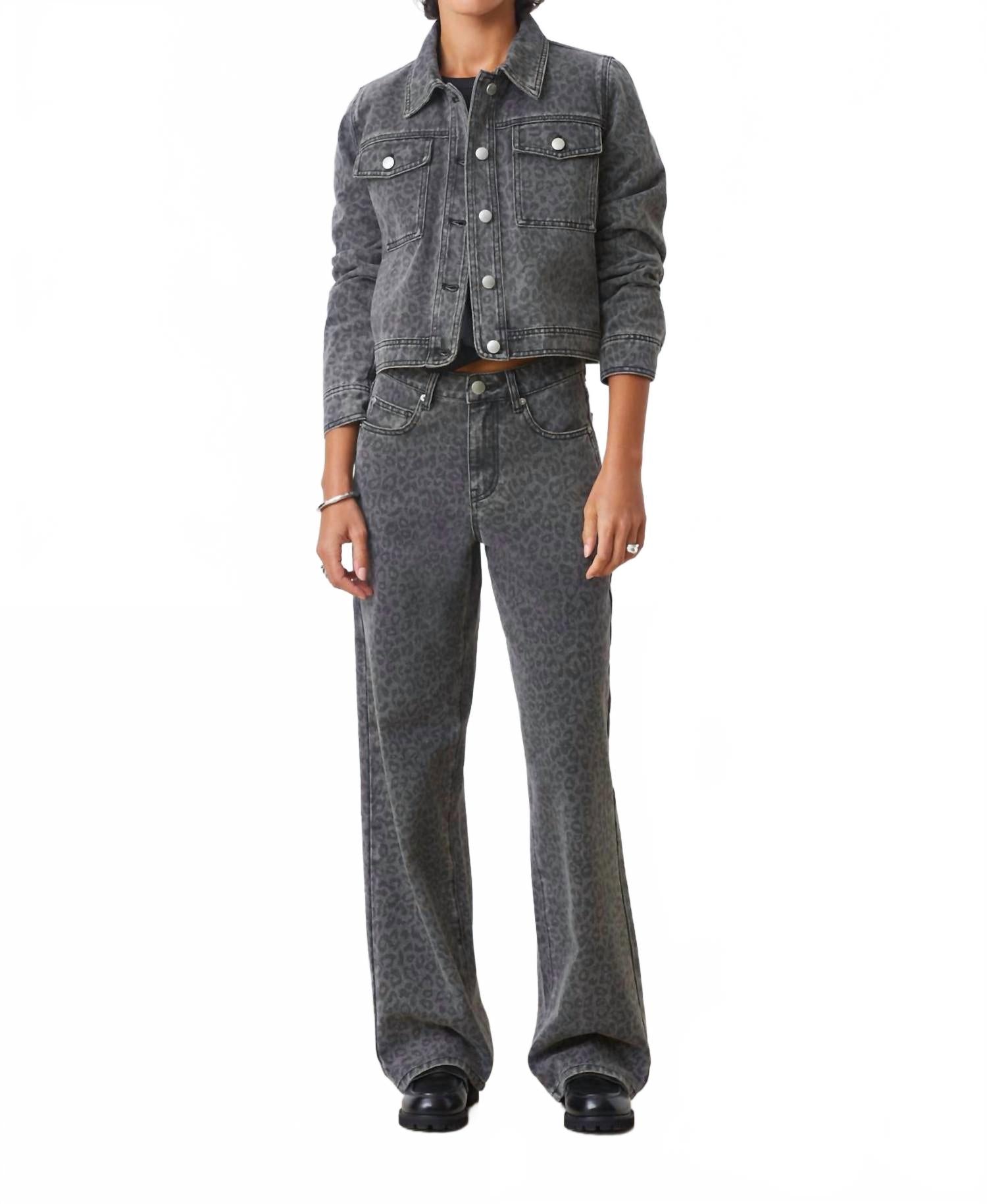 Джинсы с широкими штанинами и леопардовым принтом, серо-гепардового цвета Suncoo, Grey Cheetah
Джинсы с широкими штанинами и леопардовым принтом, серо-гепардового цвета Suncoo, Grey Cheetah