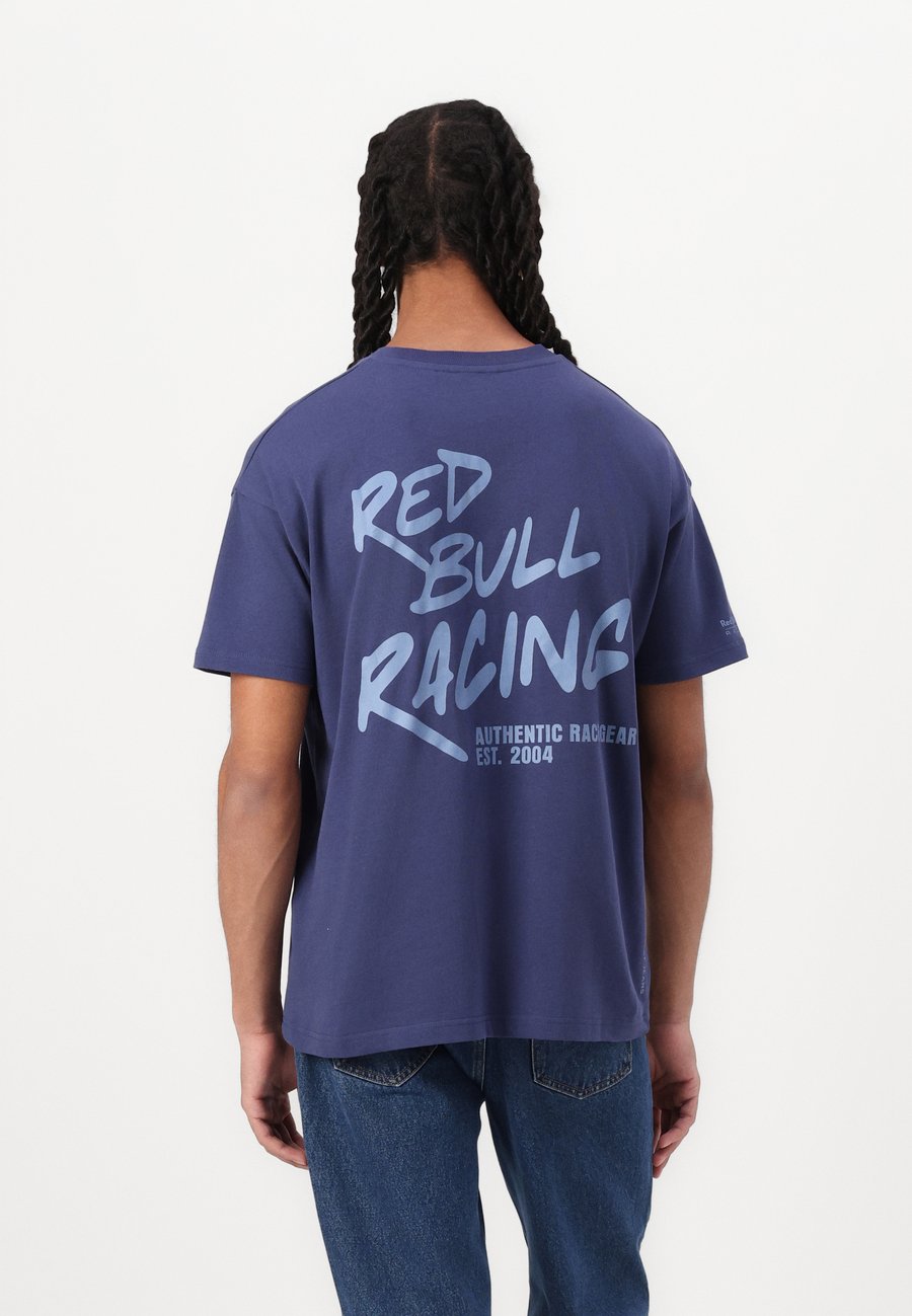 Футболка Red Bull Racing x Pepe Jeans MARKER SCRIPT TEE, Eton Blue/Blue
Футболка Red Bull Racing x Pepe Jeans MARKER SCRIPT TEE, Eton Blue/Blue