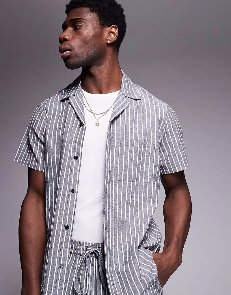 Пляжная рубашка South Beach с короткими рукавами в монохромном исполнении
Пляжная рубашка South Beach с короткими рукавами в монохромном исполнении