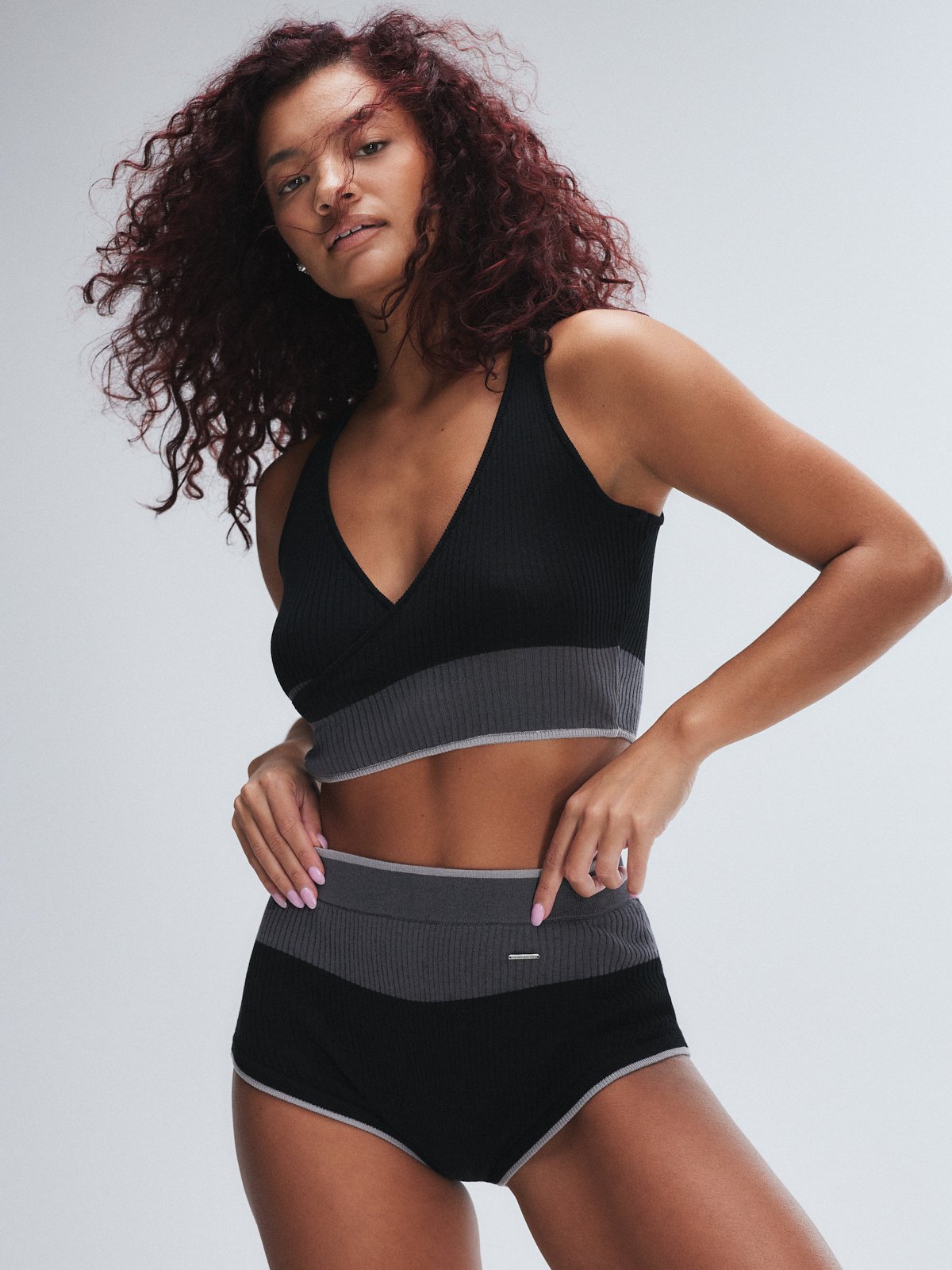Укороченный топ Savage X Fenty Featherweight Knit Faux Wrap, цвет Black Caviar/Pepper Grey
Укороченный топ Savage X Fenty Featherweight Knit Faux Wrap, цвет Black Caviar/Pepper Grey