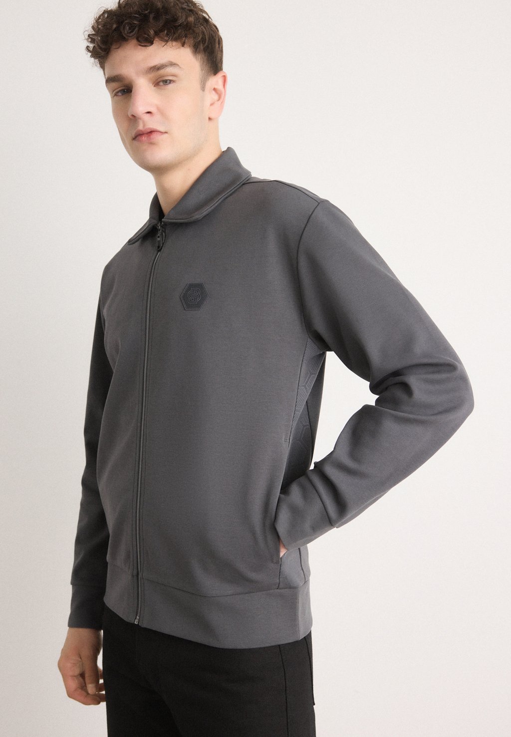 Толстовка на молнии FUTURE BOSS, темно-серый
Толстовка на молнии FUTURE BOSS, темно-серый