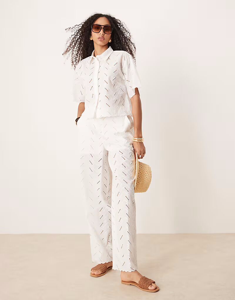 Свободные брюки ASOS DESIGN белого цвета с геометрическим узором бродери
Свободные брюки ASOS DESIGN белого цвета с геометрическим узором бродери