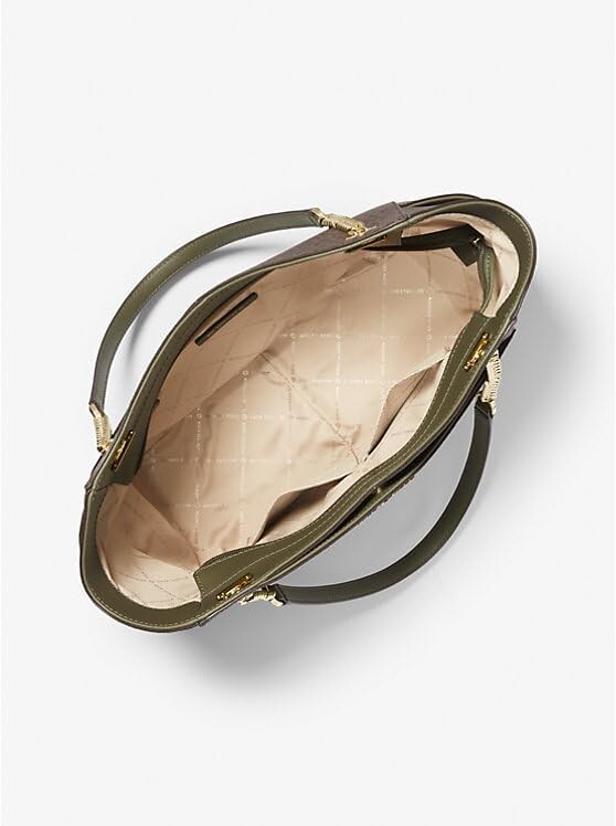 Michael Kors Jet Set Travel Большая сумка на плечо с цепочкой и крючком для сумочки (Signature MK Brown/Olive)
Michael Kors Jet Set Travel Большая сумка на плечо с цепочкой и крючком для сумочки (Signature MK Brown/Olive)