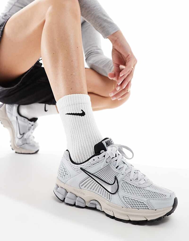 Nike – Zoom Vomero 5 – серебряные кроссовки, Серый, Nike – Zoom Vomero 5 – серебряные кроссовки
Nike – Zoom Vomero 5 – серебряные кроссовки, Серый, Nike – Zoom Vomero 5 – серебряные кроссовки