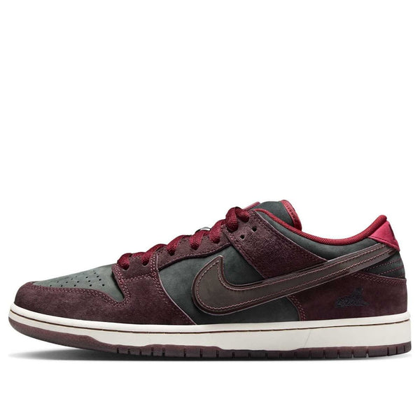 Кроссовки x riot skateshop sb dunk low Nike, красный
Кроссовки x riot skateshop sb dunk low Nike, красный