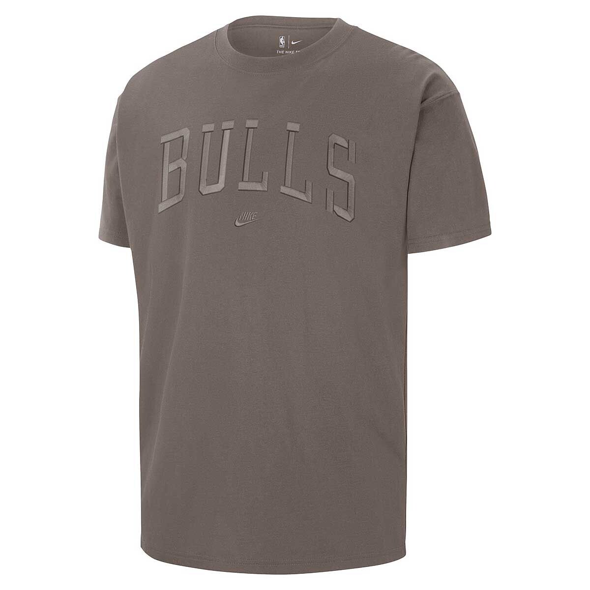 Футболка NBA CHICAGO BULLS COURTSIDE PREMIuM ESSENTIAL T-SHIRT Nike, цвет Olivgrüngrau
Футболка NBA CHICAGO BULLS COURTSIDE PREMIuM ESSENTIAL T-SHIRT Nike, цвет Olivgrüngrau