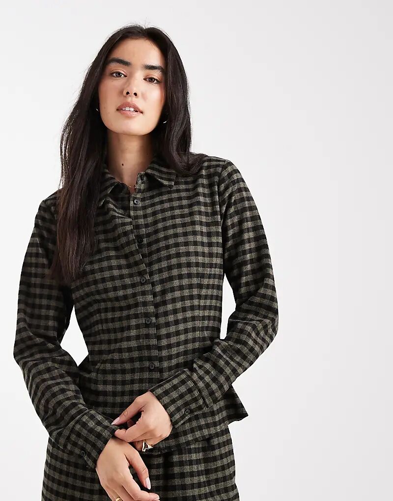 Рубашка ASOS DESIGN в черно-хаки клетчатом стиле
Рубашка ASOS DESIGN в черно-хаки клетчатом стиле