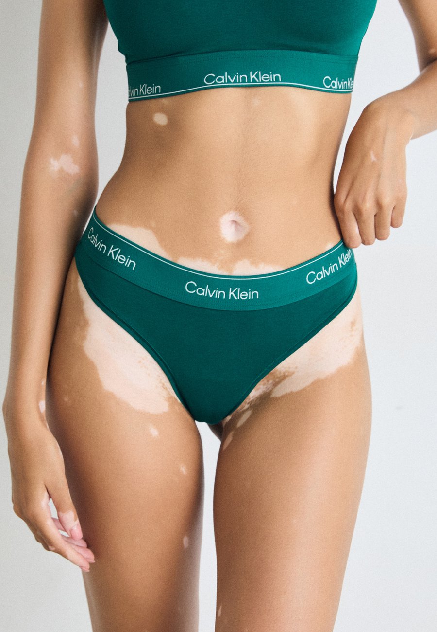 Трусы Calvin Klein Underwear THONG ICON COTTON MODAL, Turf/Dark Green
Трусы Calvin Klein Underwear THONG ICON COTTON MODAL, Turf/Dark Green