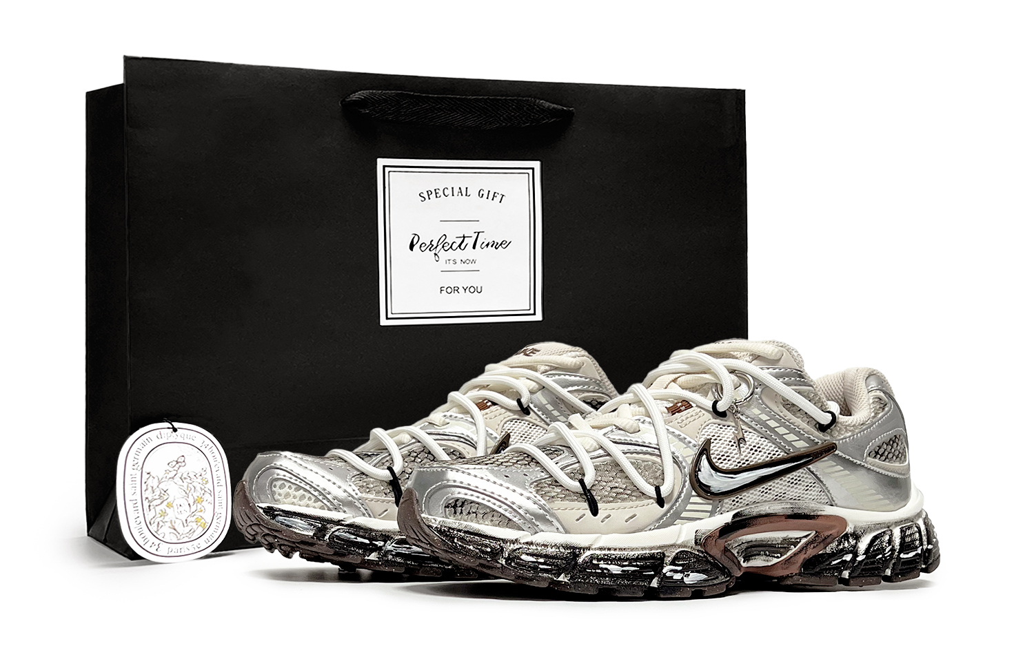 Nike Женские кроссовки V5 RNR Low Top серый черный
Nike Женские кроссовки V5 RNR Low Top серый черный