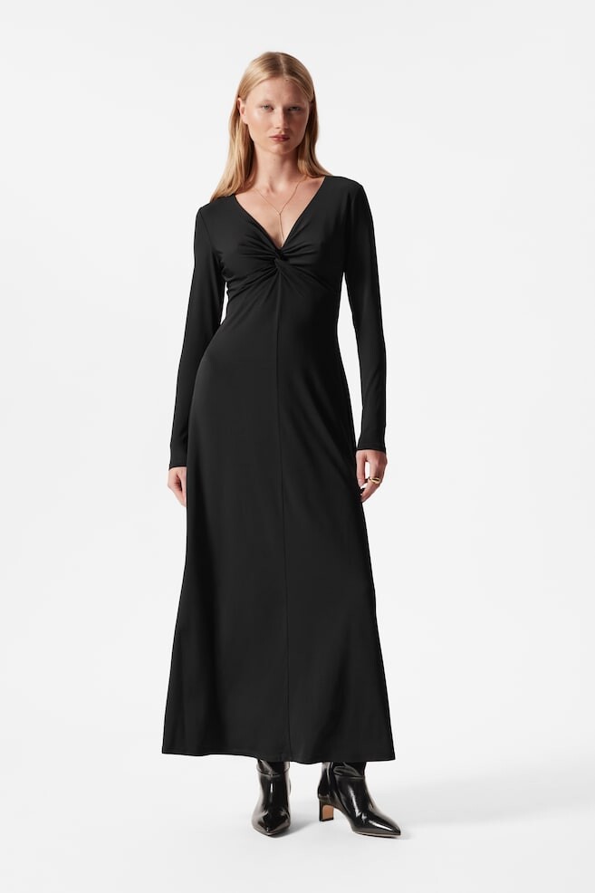 Платье макси с закрученной деталью на v образном вырезе & Other Stories, черный
Платье макси с закрученной деталью на v образном вырезе & Other Stories, черный