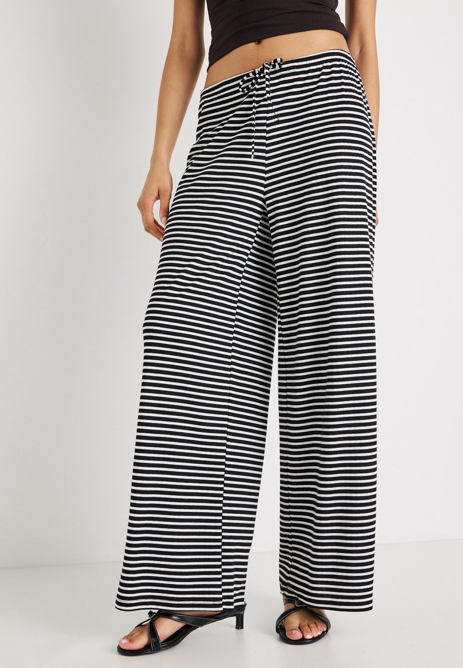 Брюки Gina Tricot STRIPED TROUSERS, Black/White/Black
Брюки Gina Tricot STRIPED TROUSERS, Black/White/Black