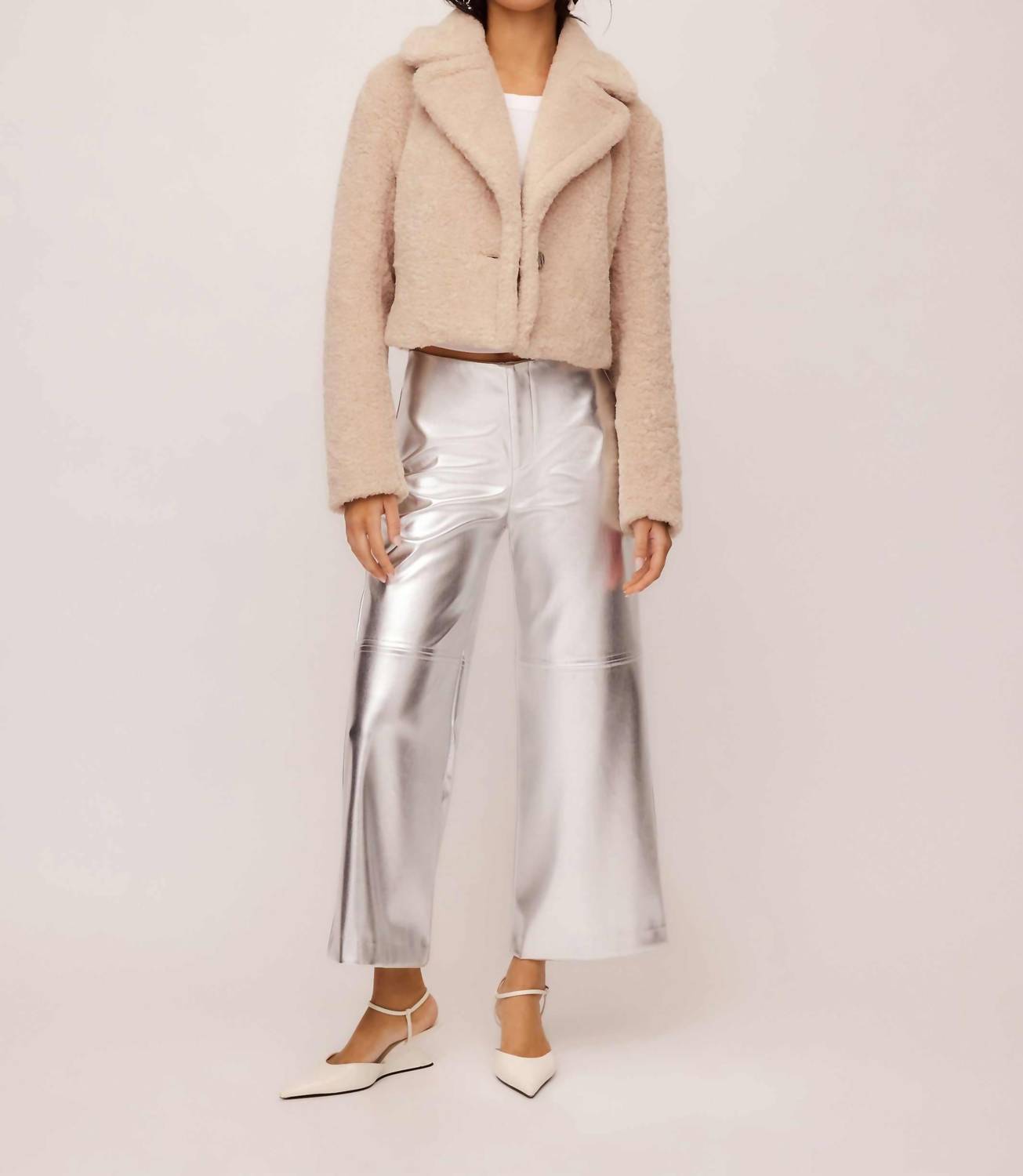 Айва укороченная шерповая куртка в миндальном цвете Fifteen Twenty, Almond
Айва укороченная шерповая куртка в миндальном цвете Fifteen Twenty, Almond