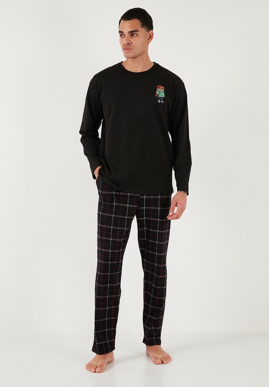 Пижамный комплект Buratti SET REGULAR FIT, Black Black/Black
Пижамный комплект Buratti SET REGULAR FIT, Black Black/Black