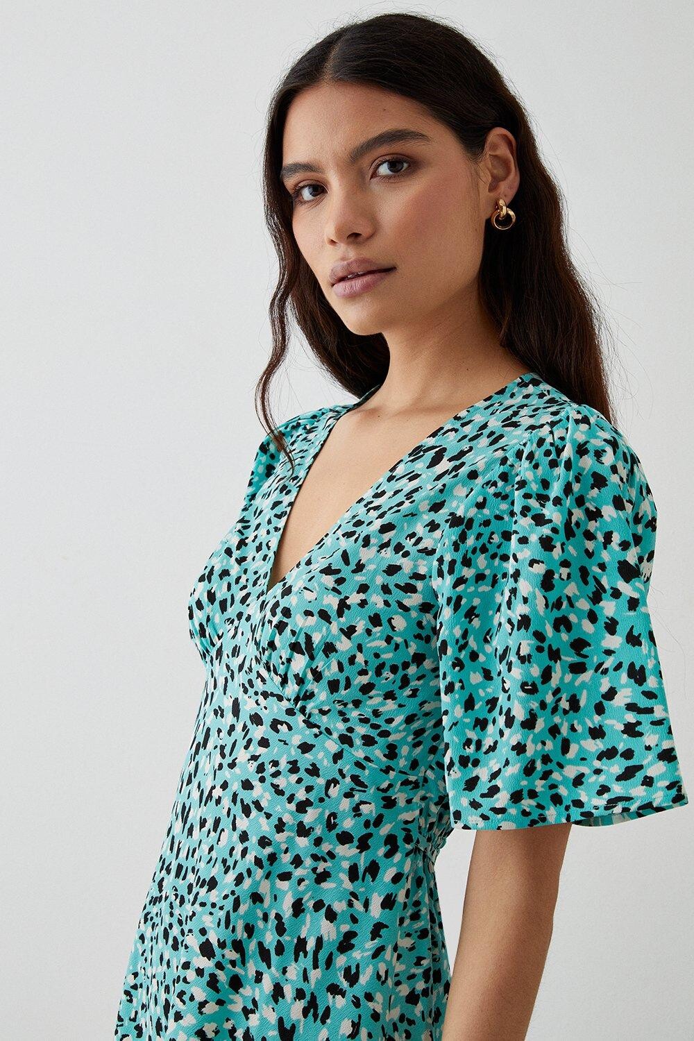 Зеленое мини-платье с развевающимися рукавами Animal Animal Dorothy Perkins, зеленый
Зеленое мини-платье с развевающимися рукавами Animal Animal Dorothy Perkins, зеленый