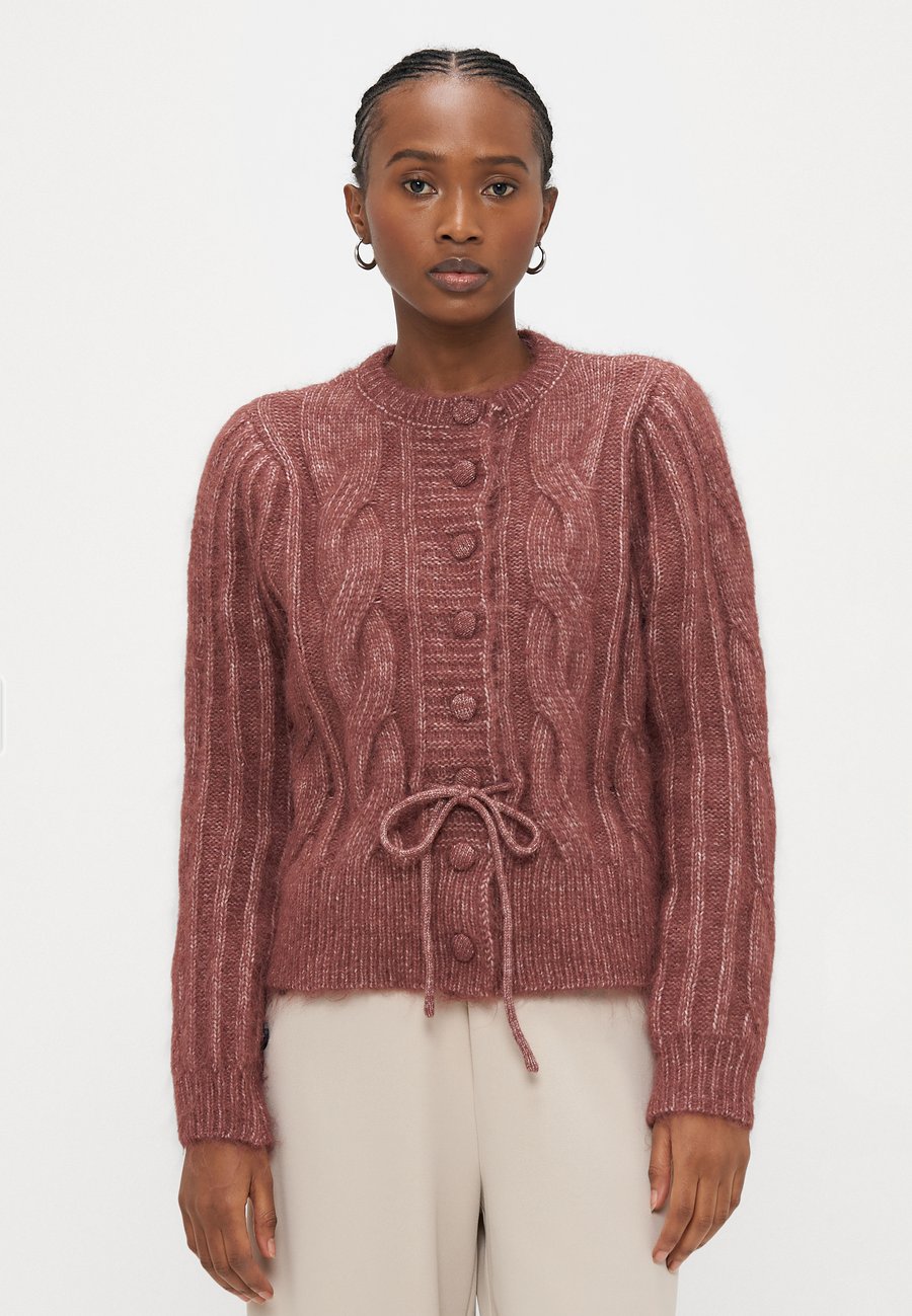 Кардиган Vero Moda Petite VMLISA STRING CARDIGAN, Rose Brown Melange/Mottled Pink
Кардиган Vero Moda Petite VMLISA STRING CARDIGAN, Rose Brown Melange/Mottled Pink