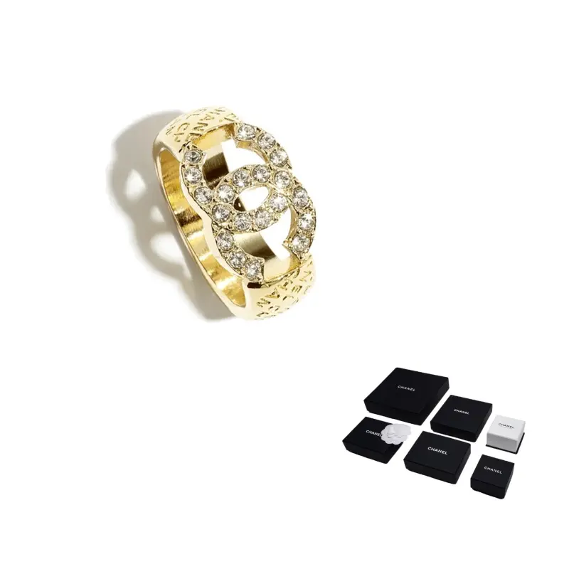 CHANEL Металлическое кольцо с кристаллами и стразами Women's Gold
CHANEL Металлическое кольцо с кристаллами и стразами Women's Gold