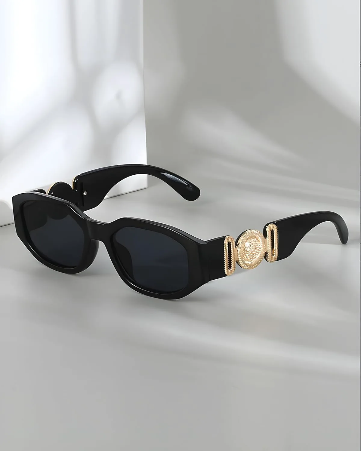 Солнцезащитные очки в стиле ретро прямоугольной формы для женщин и мужчин – винтаж 90-х с элегантными золотыми деталями, очки для вождения SIEYEWER, Black + White
Солнцезащитные очки в стиле ретро прямоугольной формы для женщин и мужчин – винтаж 90-х с элегантными золотыми деталями, очки для вождения SIEYEWER, Black + White