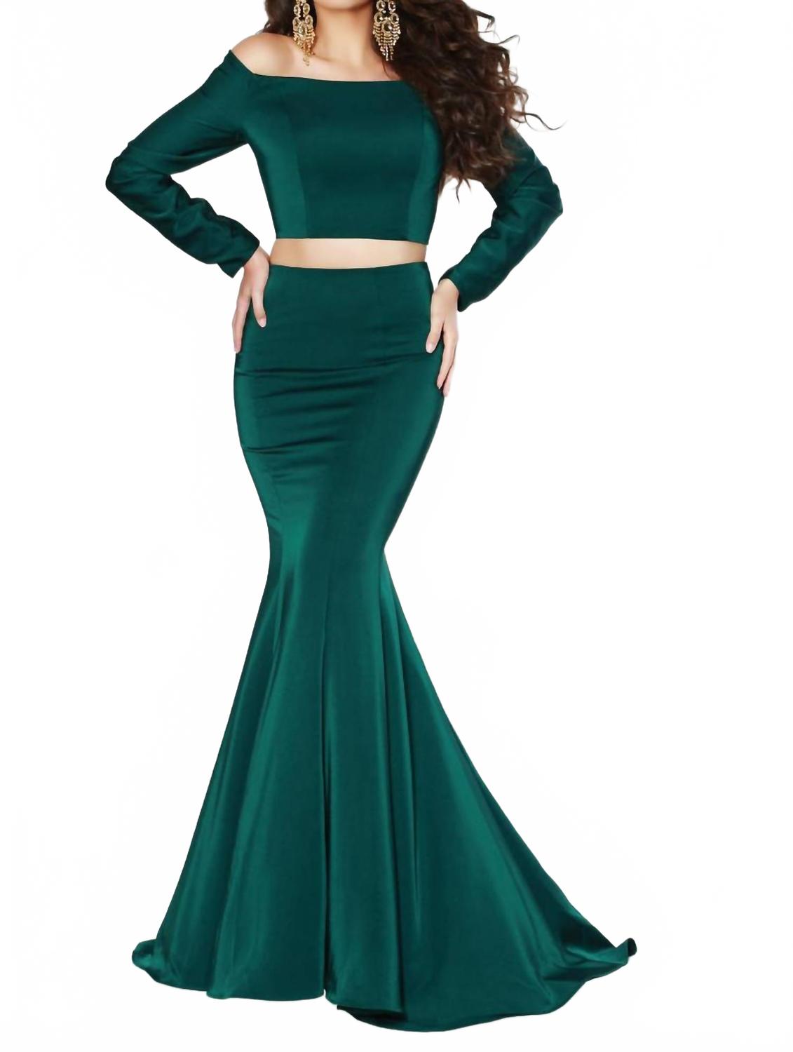 Зеленое вечернее платье с открытыми плечами 2Cute 
Зеленое вечернее платье с открытыми плечами 2Cute