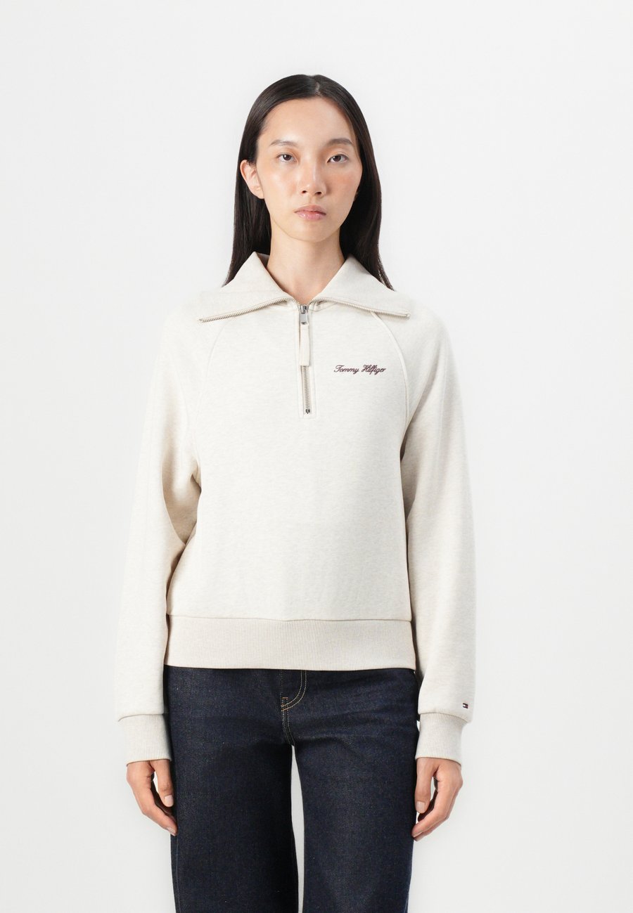 Толстовка Tommy Hilfiger CLASSIC SCRIPT HALF-ZIP, Heather Oatmilk/White, Белый, Толстовка Tommy Hilfiger CLASSIC SCRIPT HALF-ZIP, Heather Oatmilk/White
Толстовка Tommy Hilfiger CLASSIC SCRIPT HALF-ZIP, Heather Oatmilk/White, Белый, Толстовка Tommy Hilfiger CLASSIC SCRIPT HALF-ZIP, Heather Oatmilk/White