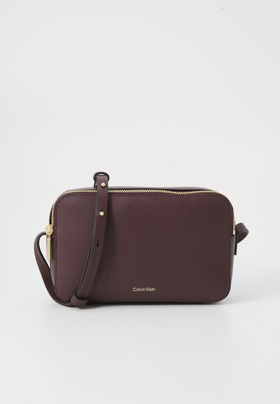 Сумка кросс-боди Calvin Klein EMBOSSED LOGO, Fudge/Espresso/Brown
Сумка кросс-боди Calvin Klein EMBOSSED LOGO, Fudge/Espresso/Brown