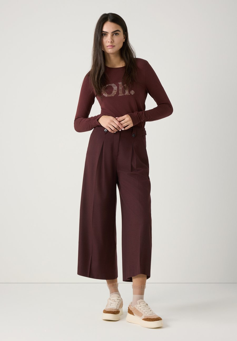 Топ More & More SOFTES MIT STEINCHEN-SCHRIFT, Raisin Brown/Brown
Топ More & More SOFTES MIT STEINCHEN-SCHRIFT, Raisin Brown/Brown