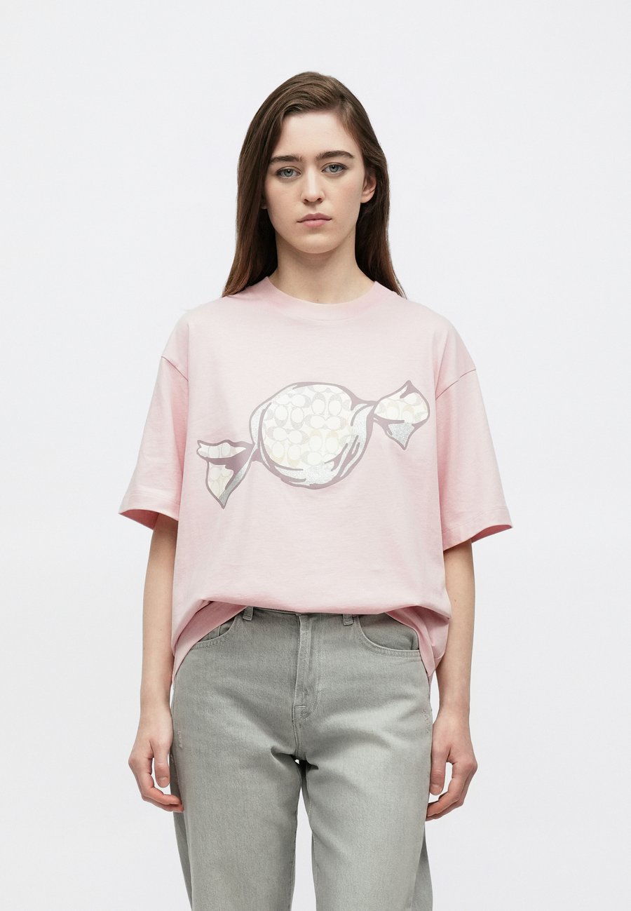 Футболка COACH COACH CANDY RELAXED, Pink/Light Pink, Розовый, Футболка COACH COACH CANDY RELAXED, Pink/Light Pink
Футболка COACH COACH CANDY RELAXED, Pink/Light Pink, Розовый, Футболка COACH COACH CANDY RELAXED, Pink/Light Pink