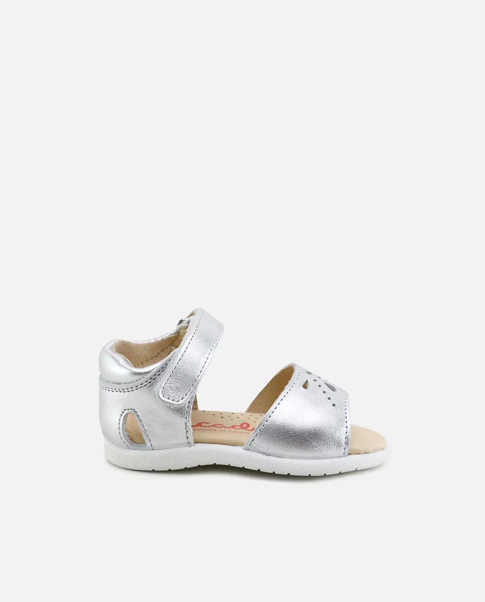 Сандалии для девочек из вырезанной моющейся кожи Eli 1957, серебряный 
Сандалии для девочек из вырезанной моющейся кожи Eli 1957, серебряный