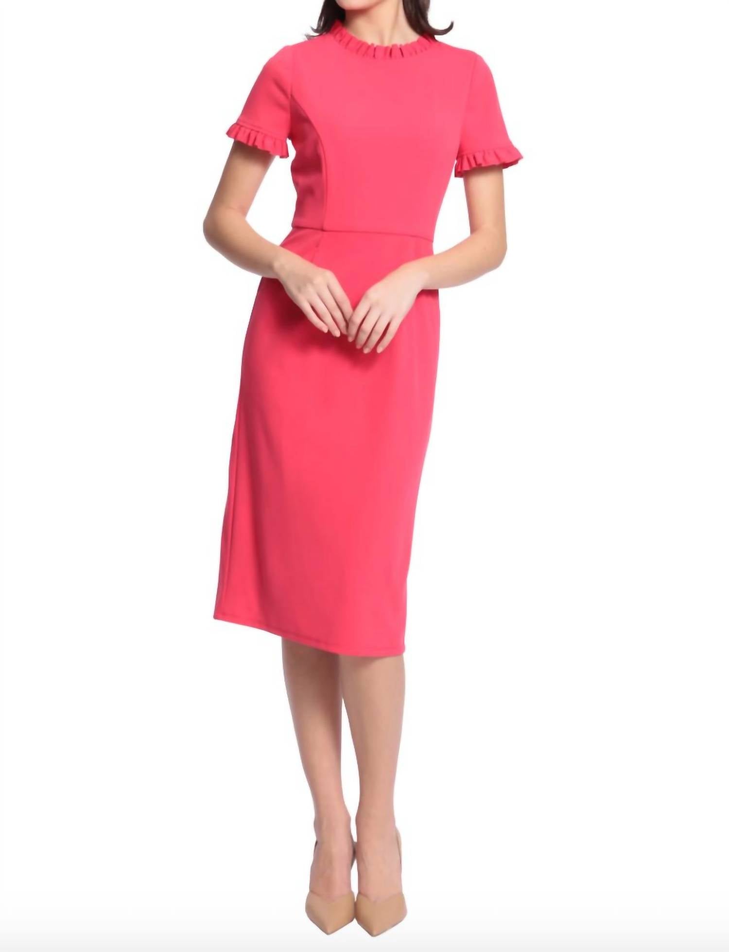 Короткое платье с воротником-рюшами в малиновом цвете Maggy London
Короткое платье с воротником-рюшами в малиновом цвете Maggy London