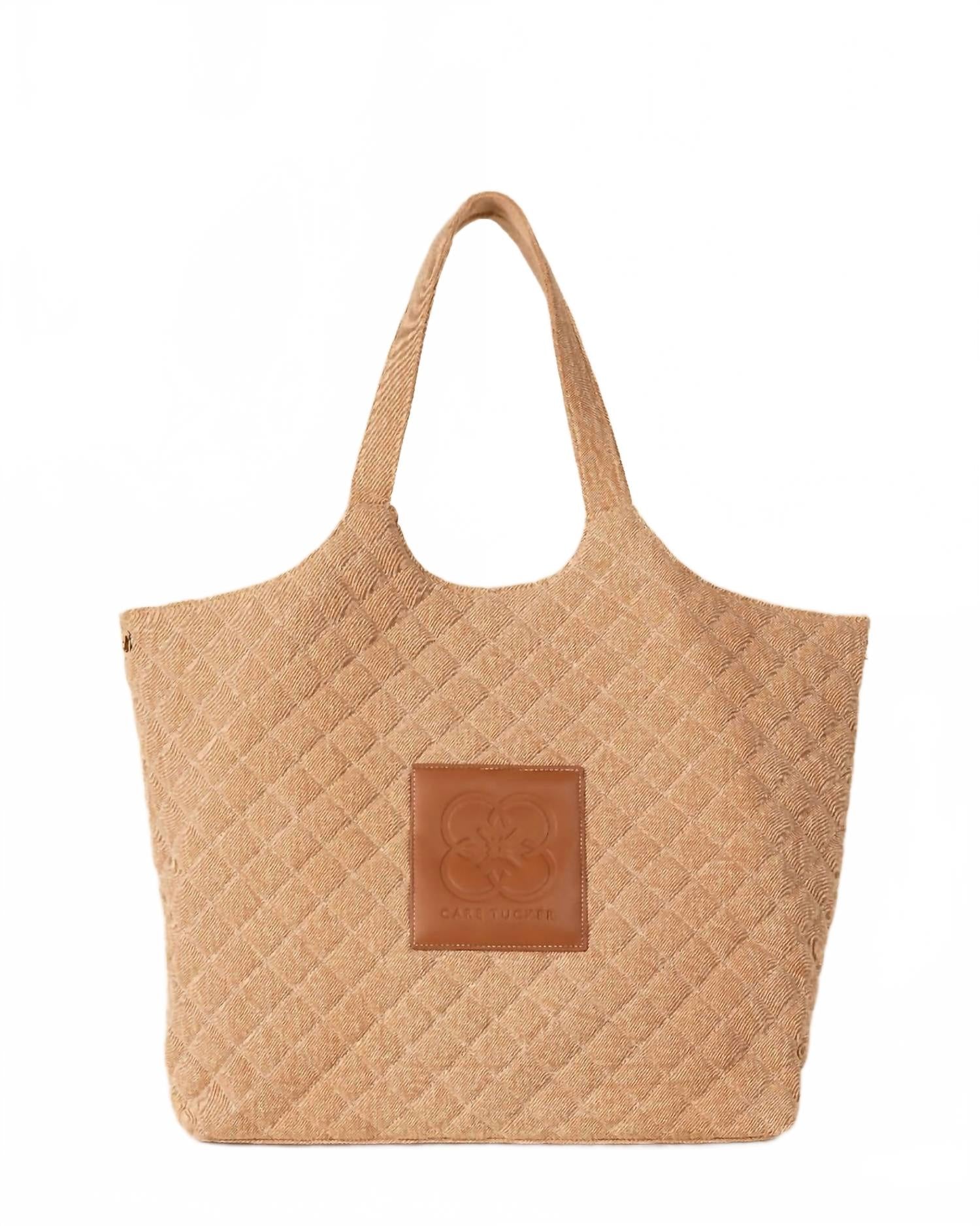 Макси-стеганая джимсовая сумка-шоппер в бежевом цвете Care Tucker
Макси-стеганая джимсовая сумка-шоппер в бежевом цвете Care Tucker