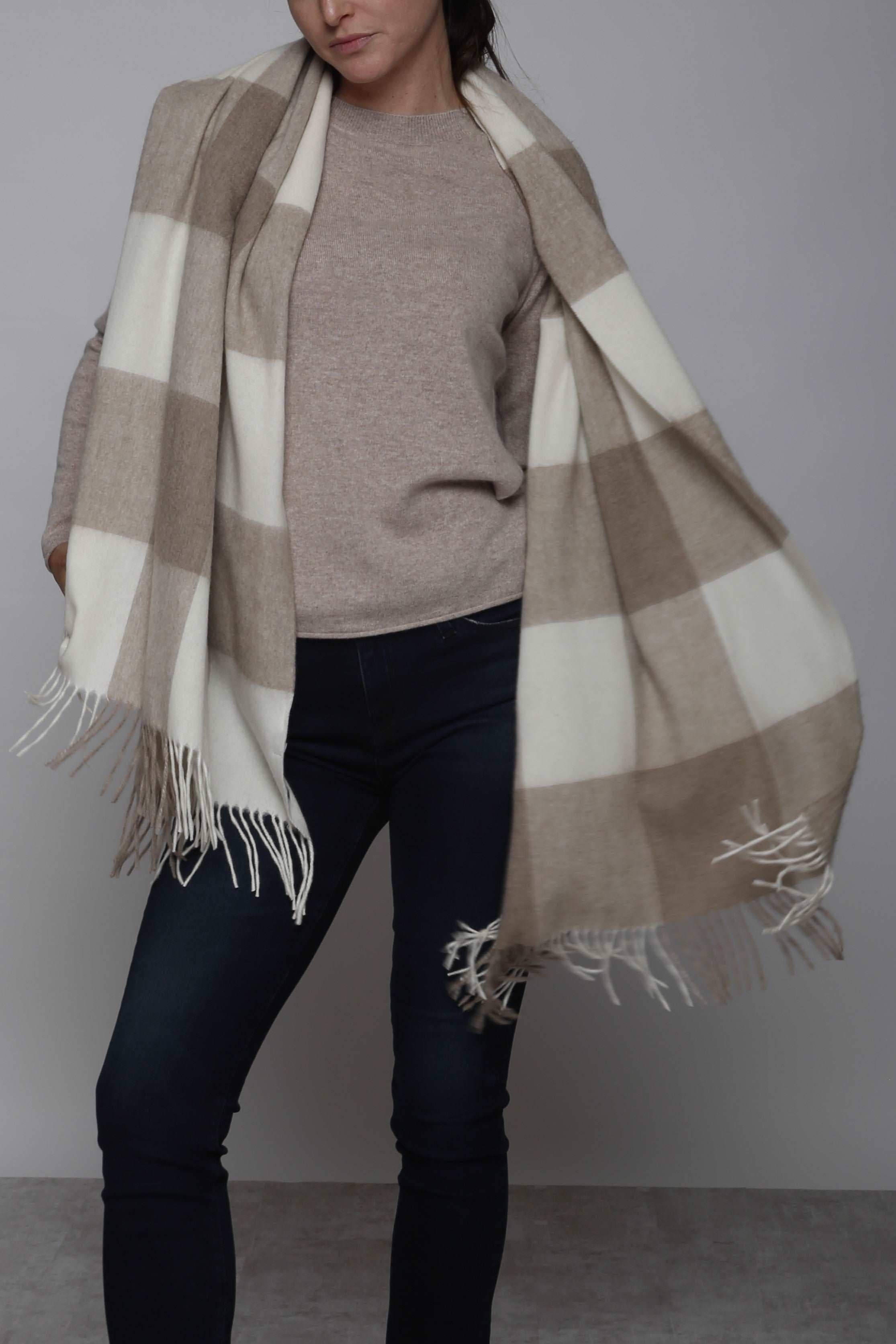 Плетеное пончо-накидка из экологически чистого монгольского кашемира In2 by InCashmere, neutral combo
Плетеное пончо-накидка из экологически чистого монгольского кашемира In2 by InCashmere, neutral combo